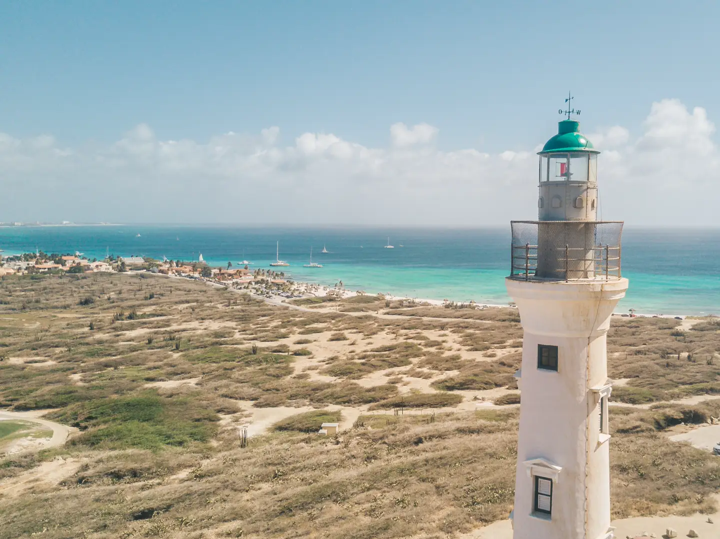 Faro California en la costa norte de Aruba, visto desde el aire