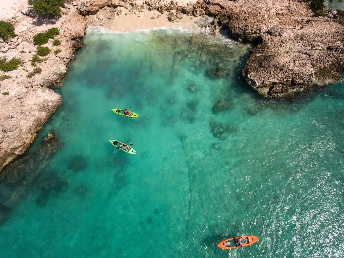 Kayaks sobre agua turquesa en Aruba